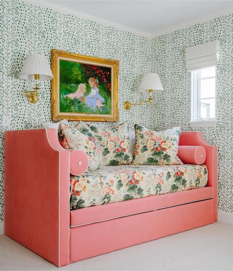 Designer of the Day ~ Kerri Pilchik - Preppy Empty Nester F Grandmillennial Bedroom, Preppy Apartment Decor, Preppy Home, Houston Apartment, Beach Bungalow, Boutique Interior Design, Living The Dream, Cosy Corner, Paper Ideas