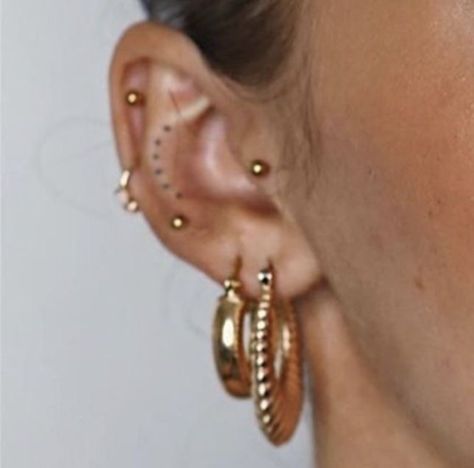 All Gold Ear Piercings, Dots On Ear Tattoo, Unique Ear Piercing Placement, Stacked Ear Piercings Aesthetic, Dot Ear Tattoo, Ear Piercing Ideas Aesthetic Gold, Ear Dot Tattoo, Ear Tattoo Dots, Midi Ear Piercing