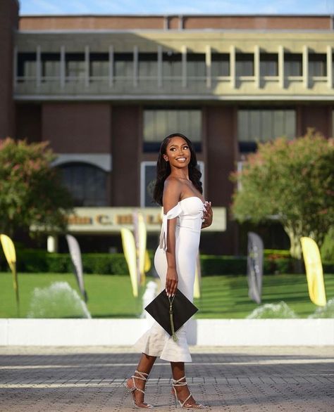 Graduation Pictures Women, Graduation Pictures Outside, Senior Pictures Outside, Poses For Graduation, Poses For Graduation Photos, Graduation Pictures Outfits, Graduation Ceremony Outfit, Graduation Outfits For Women, Graduation Picture Ideas