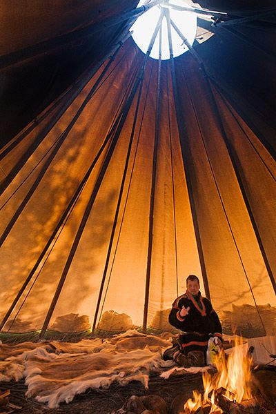 Sami People, Native American Teepee, Bushcraft Shelter, Tenda Camping, Northern Norway, America Latina, Teepee Tent, Ancient Designs, Outdoor Movie