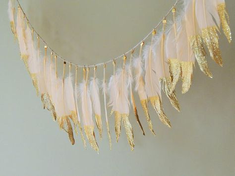 Baby Shower Banner Girl, Natal Country, Dipped Feathers, Feather Garland, Easy Fall Wreaths, Boho Birthday Party, Boho Nursery Decor, Boho Birthday, Glitter Dipped