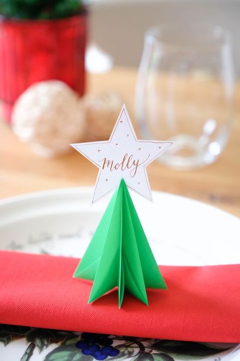 christmas table decorations - Origami Christmas tree place card Diy Christmas Place Cards, Christmas Table Name Cards Diy, Paper Christmas Table Decorations, Christmas Place Card Ideas, Christmas Place Settings Diy, Hosting Activities, Christmas Place Cards Diy, Diy Christmas Table Decorations, Christmas Place Card Holders