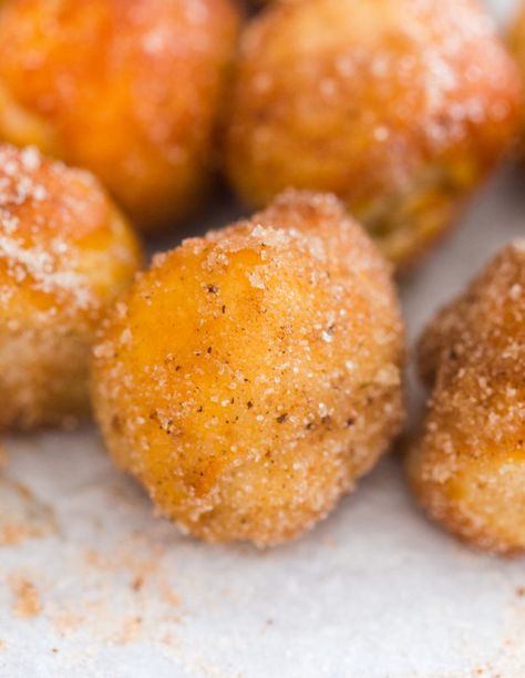 Air Fry Donuts, Pumpkin Spice Donut Holes, Air Fryer Pumpkin, Pumpkin Donut Holes, Pumpkin Donuts Recipe, Pumpkin Fritters, Air Fryer Recipes Dessert, Pumpkin Spices, Delicious Christmas Desserts