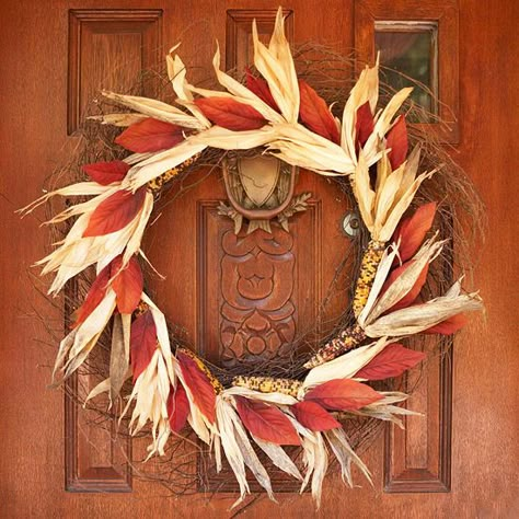 Indian Corn Fall Wreath Warm up dark doors with natural fall wreaths. To make this one, secure red silk leaves and miniature Indian corn (husks included) to a purchased twig wreath using hot glue or wire. Indian Corn Wreath, Corn Thanksgiving, Corn Wreath, Leaves Wreath, Modern Wreath, Indian Corn, Thanksgiving Wreath, Twig Wreath, Vintage Thanksgiving