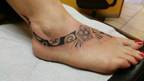 tattoo tatouage maori tribal polynésien pied Dolphin Tattoo Design, Dolphin Tattoo, Toe Tattoos, Hibiscus Design, Polynesian Tattoos Women, Tattoo On Leg, Anklets Diy, Ankle Bracelet Tattoo, Anklet Tattoos