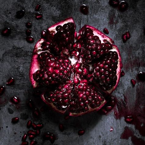 #GetMinimal is about thinking differently. About getting back to basics and noticing the details in food we overlook when we attempt to create large scenes. ☆ One subject to stand strong. To be interesting. To evoke something different. Becoming the unexpected. ☆ Pomegranates are beautiful. But I wanted to capture something dark. Scary beauty is what I'm calling this. . . . . . . .#cuisinesworld #foragebyfolk #moodyshots #meandmymanfrotto #beautifulcuisines #makeitdelicious #feedme #... Fruit Flatlay, Food Flatlay, Pomegranate Fruit, Sour Soup, Moody Photography, Poached Pears, Fruit Food, Fruit Photography, Vegan Candles