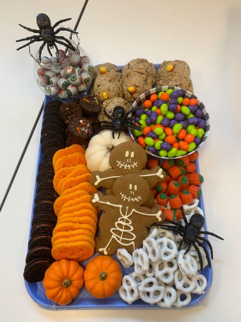 Dessert Board made with bakery cookies, yogurt pretzels, Halloween candy plus mini-pumpkins and plastic spiders for accents. Halloween Smores Bar, Halloween Dessert Charcuterie Board, Halloween Dessert Charcuterie, Treat Boards, Halloween Smores, Teen Halloween Party, Dessert Charcuterie Board, Dessert Charcuterie, Fall Party Food