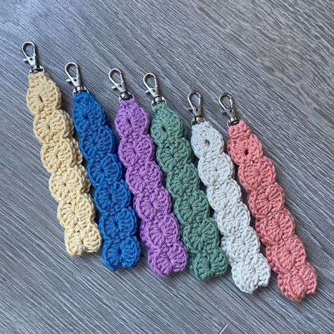 Yarn Magic: Simple Crochet Ornament DIY Crochet Wrist Keychain, Small Quick Crochet Projects, Crochet Key Ring, Crochet Keychain Wristlet, Crochet Wristlet Keychain, Flat Crochet, Crochet Wristlet, Crochet Lanyard, Crochet Keyring