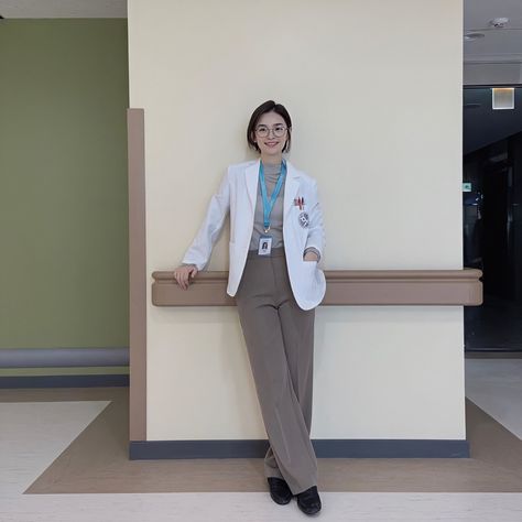 Chae Song Hwa Outfits, Chae Songhwa, Doctor Work Outfit, White Coat Ceremony Outfit, Medical Student Outfit, Lab Coat Fashion, Jeon Mido, White Coat Outfit, Doctor White Coat