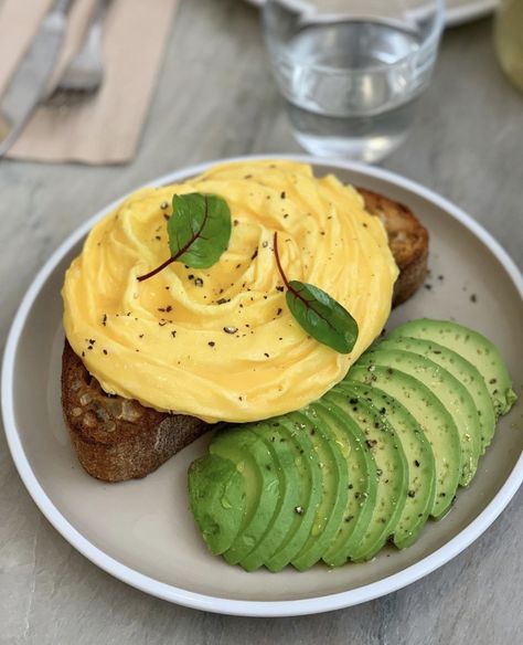 Cafe Nyc, Healthy Lifestyle Food, Healthy Food Motivation, Avocado Recipes, Perfect Breakfast, Scrambled Eggs, Food Presentation, Food Plating, Pretty Food