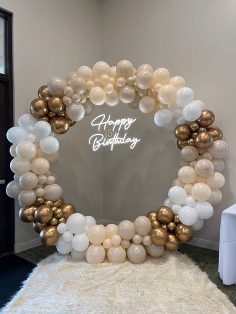 Balloon Arch Birthday Ideas, Balloon Arch On Gold Ring, Ring Decoration Ideas For Birthday, 25th Birthday Color Schemes, Circle Birthday Decoration, Birthday Ring Decorations, 25th Birthday Backdrop Ideas, Balloon Ring Decoration Ideas, Balloon Circle Backdrop