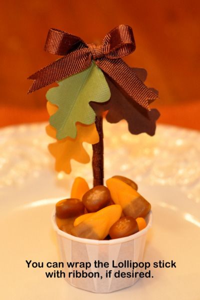 ADORABLE Little Thanksgiving Leaf Treat Cup Craft, cute little center piece.  Should show Aunt Jeanne Candy Baskets, Nut Cups, Thanksgiving Tables, Kids Tables, Thanksgiving Candy, Thanksgiving Leaves, Candy Cups, Thanksgiving Kids Table, Autumn Blessings