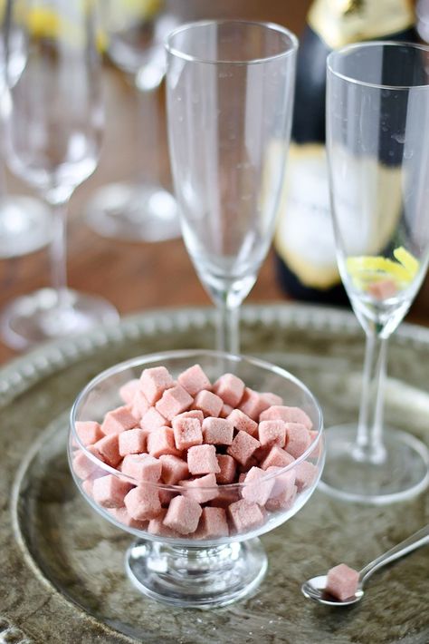 Edible Hostess Gifts, Sugar Cubes Recipe, Sugar Cubes Diy, Quitting Sugar, Edible Cocktails, Infused Sugar, Champagne Cocktails, Diy Cocktails, Flavored Sugar