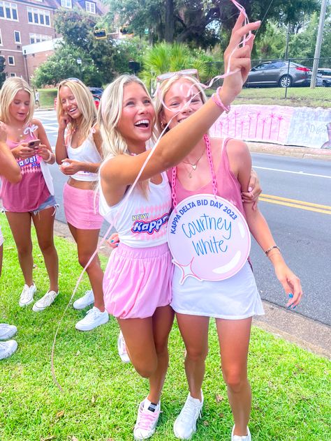 Bubble Bid Day Theme, Bid Day Aesthetic, Bid Day Pictures, Sorority Pictures Poses, Sorority Marketing, Rush Aesthetic, Preppy Sorority, Bama Rush, Sorority Aesthetic