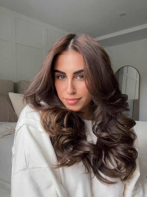 Fed up with your style falling flat? Take note from beauty influencer Yasmeen Halbouni (@yasmeen.halbouni) who used the new BOOSTA Finishing Spray to add major volume, hold and shine to her bouncy blowout. Whether you’re looking to transform flat hair, lift your roots, plump up your favorite updo or add major volume to your finished hairstyle, BOOSTA Finishing Spray will get you the hair you want, with the hair you have. Wedding Blow Dry, Curly Blow Dry Long Hair, Blowout Big Curls, Volume Hair Blowout, Yasmeen Halbouni, Bouncy Curls Blowout, Big Curls Blowout, Curly Bouncy Hair, Medium Length Blowout Curls