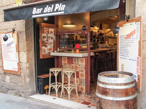 Small Wine Shop, Wine And Tapas Bar, Tapas Bar Design, Small Wine Bar, Spanish Bar, Beer Pub Design, Spanish Wine Bar, Wine Interior Design, Outdoor Wine Bar