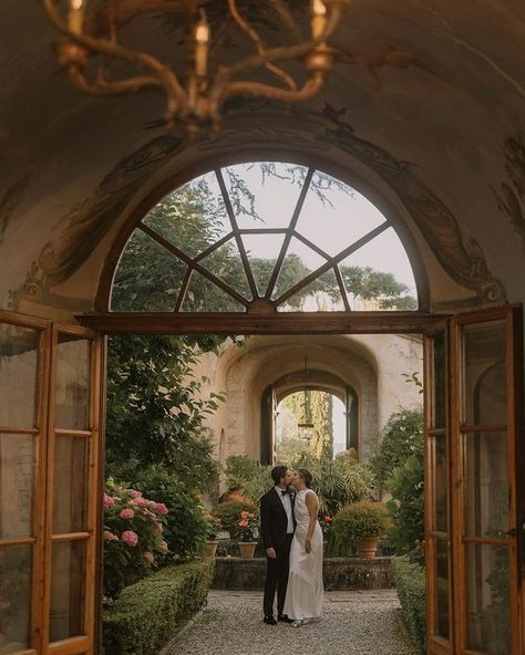 Gaby Bolívar Mexico City Wedding Photographer (@gabybolivarweddings) • Instagram photos and videos Mexico City Wedding, Aesthetic Film, Florence Wedding, Dreamy Aesthetic, 2025 Wedding, Florence Tuscany, Tuscany Wedding, Church Wedding, City Wedding