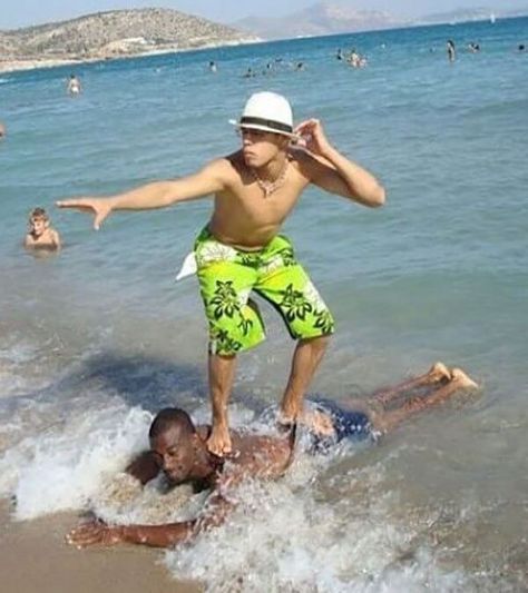 Beachgoers Did Not See These Funny Beach Moments Coming | AutoGuide Funny Beach Pics, Funny Beach Photos, Funny Beach Pictures, Florida Pics, Camera Pic, Sand Pictures, Cute Photo Poses, Funny Beach, Funny Poses