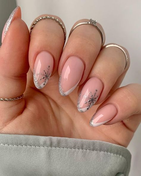 Snowflake Nail Design, Christmas Gel Nails, Makijaż Smokey Eye, Snowflake Nails, Winter Nail Designs, Silver Nails, Xmas Nails, Classy Nails, Chic Nails