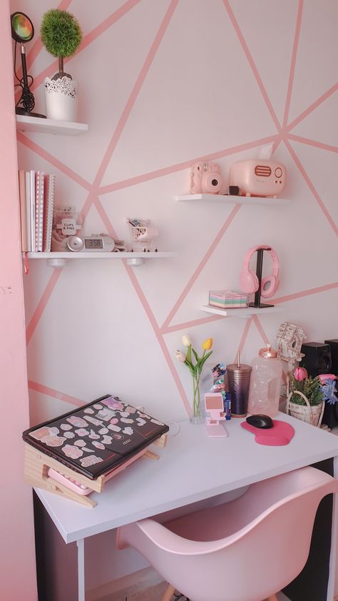 pink ideas /study table/pink workspace Pink Study Table Aesthetic, Cute Study Table Ideas, Study Table Makeover Diy, Study Table Decorations Ideas, Study Table Chair Design, How To Decorate Study Table, Study Table Inspiration, Pink Study Room, Study Table Makeover