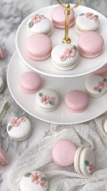 Macaroon Business, Glinda Core, Baby Shower Macarons, Fondant Daisies, White Macarons, Make Macarons, Pink Macarons, Gold Luster Dust, White Fondant