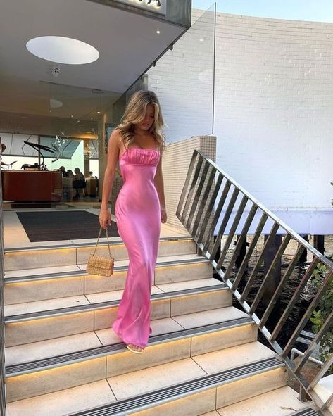 From barbie to dusty pink – discover the perfect shade of pink to be the best-dressed guest this wedding season! Spring Wedding Guest Dress, Summer Wedding Guest, Prom Dress Inspiration, Gala Dresses, Formal Dresses For Women, Dresses Backless, Wedding Guest Dress Summer, Maxi Dress Party, Guest Outfit