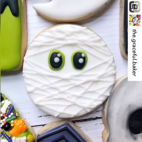 Idea 💡 para decorar tus galletas de momias , no olvides que tenemos una azúcar glass para decorar , solo se agrega un poco de agua y listo . Graceful Baker, Mummy Design, Halloween Sugar Cookies Decorated, Halloween Cookie Recipes, Halloween Cookies Decorated, Royal Iced Cookies, Halloween Sugar Cookies, Halloween Fest, Sugar Cookie Royal Icing