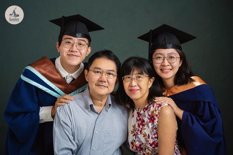 Graduation Studio Photoshoot Ideas Family, Graduation Family Photos, Convocation Poses, Graduation Pictures With Parents, Graduation Pictures With Family, Graduation Pose, Photoshoot Graduation, Studio Family Portraits, Family Photo Studio