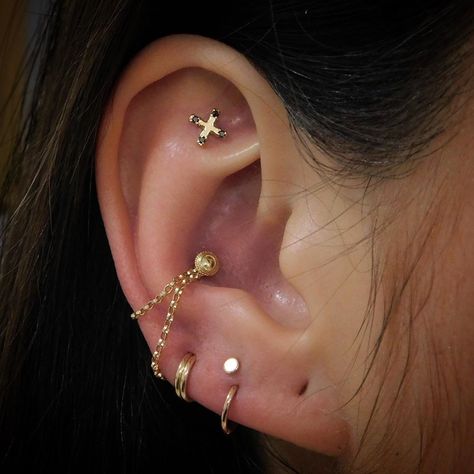 Conch Piercing With Chain, Conch Chain Earring, Statement Conch Piercing, Celebrities With Conch Piercing, Dangle Conch Earring, Conch Chain, Opal Conch Piercing, Piercing Inspo, Ear Party