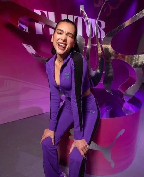 Puma Outfit Women, Dua Lipa Live, Gucci Outfit, She Looks So Perfect, Pink Streetwear, Puma Outfit, Wallpaper Purple, Dua Lipa, Pink Fashion