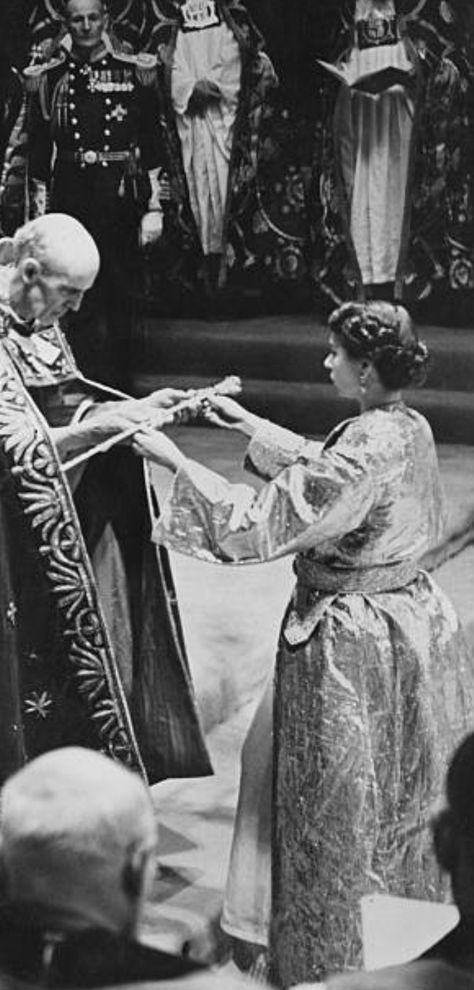 1953. The coronation of Queen Elizabeth II in Westminster Abbey, London, 2nd June 1953. The Archbishop of Canterbury, Geoffrey Fisher, presents the Queen with the Sceptre with the Cross. (Photo by Topical Press Agency/Hulton Archive/Getty Images) Queen's Coronation, Young Queen Elizabeth, Rainha Elizabeth Ii, Hm The Queen, Elisabeth Ii, Princess Elizabeth, Queen Mother, Her Majesty The Queen, Princess Margaret