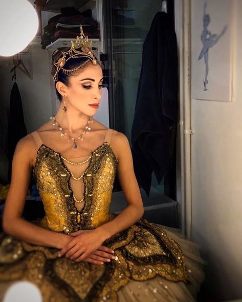 gold queen Yasmine Naghdi, Ballet Costumes Tutus, Ballet Tiaras, Ballet Russe, Dance Tutus, Ballet Beauty, Ballet Inspiration, Ballerina Dancing, Glamour Beauty