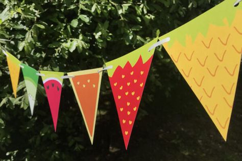 Simple DIY Bunting (Free Printable) - Red Ted Art - Make crafting with kids easy & fun Indoor Camping Party, Twotti Fruity, Diy Bunting, Tutti Frutti Party, Caribbean Party, Party Decorations Balloons, Bunting Diy, Red Ted Art, Paper Bunting