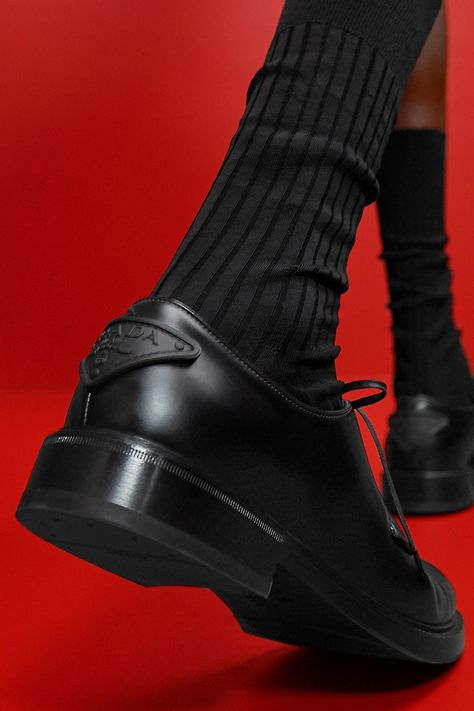 Prada Spring 2022 Menswear collection, runway looks, beauty, models, and reviews. Casual Sneakers For Men, Prada Menswear, Pc Photo, Prada Spring, Shoes Photography, Shoe Shine, Boots Casual, Sneakers For Men, Mens Shoes Boots