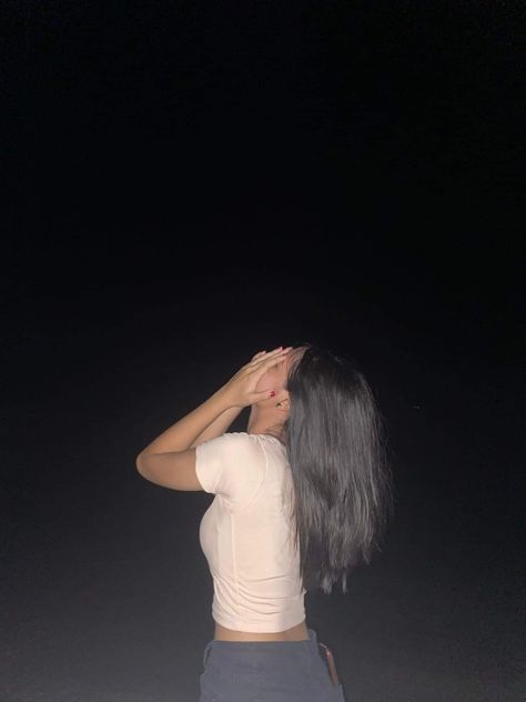 Night pic Lowkey Poses, Lowkey Pics, Night Pic, Cute College Outfits, Beach Photo Inspiration, Funny Cat Wallpaper, Self Portrait Poses, Profile Pictures Instagram, Pretty Pics