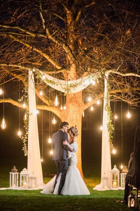 Backyard Wedding Ceremony, Wedding Birdcage, Rustic Wedding Decorations, Wedding Tree, Country Barn Weddings, Barn Wedding Decorations, Budget Friendly Wedding, Binder Cover, Wedding Ceremony Backdrop