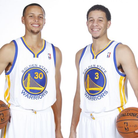 At one time the Curry brothers where on the same team, the Golden State Warriors! Klay Thompson Wallpaper, Splash Bros, The Curry Family, Seth Curry, Basketball Tricks, Splash Brothers, Basketball Practice, Dynamic Duos, Basketball Tips