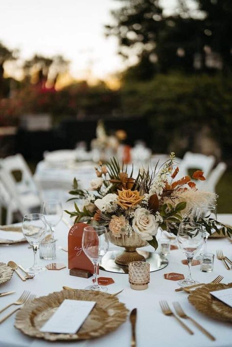 20 Festive Fall Wedding Centerpieces - LADY WEDDINGS Table Centerpieces For Fall Wedding, Earth Tone Wedding Table Decor, Fall Place Settings Wedding, Wedding Reception Tables Decorations, Fall Wedding Minimalist, Earthy Wedding Centerpieces, September Wedding Table Decor, Fall Wedding Table Scape, Fall Wedding Decorations Table