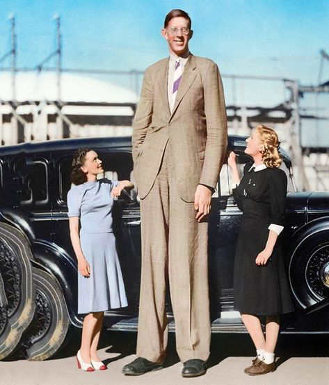 The Towering American Who Measured A Staggering 2,72 M (8 Ft 11,1 In) Tall When Last Measured On 27 June 1940, Becoming The Tallest Man In The World Tallest Man, Giant People, Human Oddities, Rare Historical Photos, Tall Person, Tall People, Short People, Guinness World Records, Jolie Photo