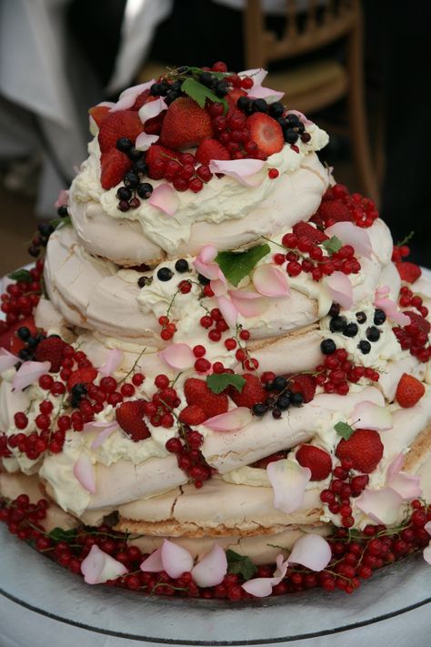 Pavlova Cake, Reception Cake, Macaron Cake, Meringue Cake, Pavlova Recipe, Domestic Goddess, Baking Project, Healthy Cake, Entertaining Recipes