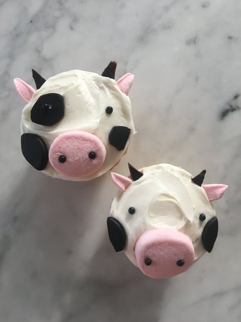 DIY Farm Animal Cupcake Video for Fisher-Price — super make it Cow Desserts, Animal Cupcakes Easy, Piggy Cupcakes, Restaurant Desserts, Cow Birthday Cake, Cow Cupcakes, Farm Animal Cupcakes, Cupcake 1, Animal Cupcake