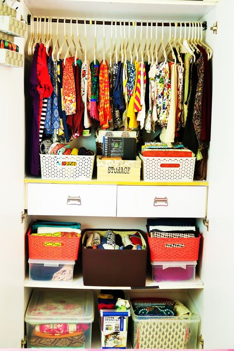 Cupboard Arrangement Ideas Clothes, How To Arrange Cupboard Clothes, Clothes Arrangement, Cupboard Clothes Organization, Organize Cupboards Clothes, How To Organise Cupboards, Cloth Cupboard Ideas, Cupboard Decoration, Cloth Arrangement Ideas