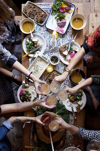 Dîner Champêtre #mapauseentrecopines The Golden Girls, Think Food, Snacks Für Party, Dinner With Friends, Family Dinner, Food Styling, A Group, Food Photo, Garden Party