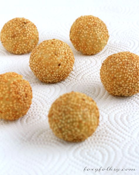 Buchi or Butsi are glutinous rice balls covered in sesame seeds filled usually with sweetened red bean paste which are then deep-fried. | www.foxyfolksy.com #filipinofood #filipinorecipe #dessert #asian #recipes Buchi Recipe, Pinoy Merienda, Glutinous Rice Balls, Foxy Folksy, Traditional Chinese Food, Pinoy Dessert, Potato Flakes, Glutinous Rice Flour, Red Bean Paste