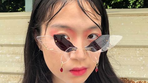 These ornate butterfly-shaped sunglasses have the internet obsessed - i-D Butterfly Drawings, Butterfly Glasses, Funky Glasses, Celebrities Fashion, Korean Brand, Shaped Sunglasses, Asian Kids, Korean Brands, Butterfly Sunglasses