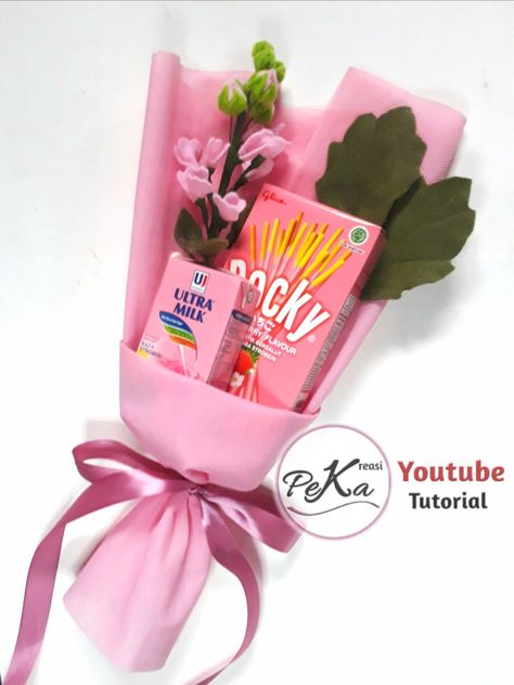 Inspiring pink snack bouquetTutorial on YouTube channel Kreasi PeKa Birthday Snack Box Gift Pink, Gift Box Snack, Birthday Bouquet Diy, Snack Bucket Gift, Bucket Snack Ideas, Diy Buket Snack, Tutorial Bucket Snack, Pocky Bouquet, Bucket Snack Pink