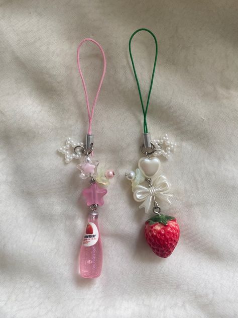 Strawberry Beaded Keychain, Strawberry Keychain, Keychain Charms, Strawberry Charm, Matching Keychains, Diy Jewelry Unique, Bead Charms Diy, Diy Bracelets Patterns, Jewelry Accessories Ideas