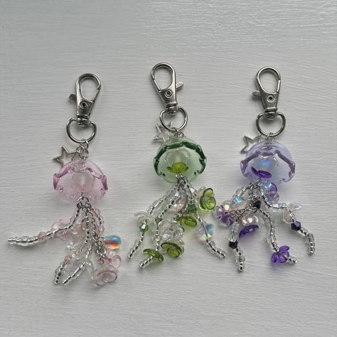 Jellyfish Keychain Beads, Jelly Keychain, Cute Keychain Ideas, Gelang Beads, Jellyfish Keychain, Diy Keychains, Belly Art, Keychain Ideas, Beauty Video Ideas