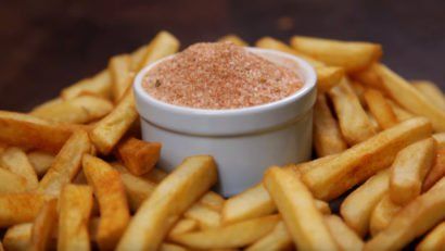 Order some hot chips from a fish'n'chip shop in Australia and you'll be graced by the quintessential Australian spice: Chicken salt. Most Australian kitchen cupboards are full of the stuff, but if you're looking to make your own this two minute tutorial by YouTube channel Free To Cook is ideal. You'll only need seven... Flavored Salts Recipes, Aussie Chicken, Chicken Salt, Hot Chip, Flavored Salts, Australia Food, No Salt Recipes, Homemade Spices, Homemade Seasonings