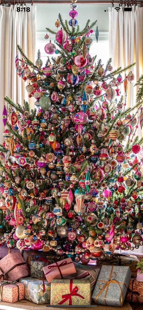 Christmas Garland Colorful, Bright Vintage Christmas, Vintage Theme Christmas Tree, Vintage Colorful Christmas Tree, Vintage Christmas Lights Outdoors, Vintage Style Christmas Tree, Maximalist Christmas Tree, Bright Colored Christmas Tree, Maximalist Christmas Decor